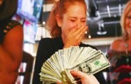 نادلة وجدت ورقة مكتوب عليها شكرًا على الماء اللذيذ !!! وبقشيشًا بقيمة 10 آلاف دولار