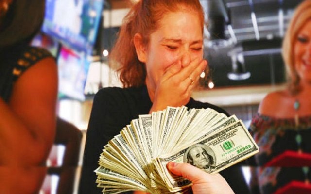 نادلة وجدت ورقة مكتوب عليها شكرًا على الماء اللذيذ !!! وبقشيشًا بقيمة 10 آلاف دولار