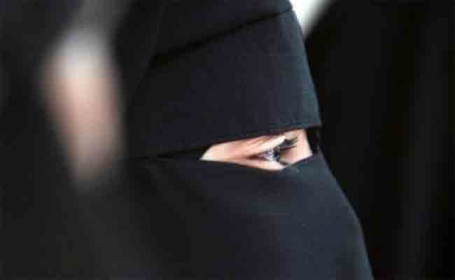 طرد أستاذ لطالبة من قاعة المحاضرات بسبب