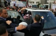 رشق موكب السفير القطري بعد دفع قطر رواتب الموظفين في قطاع غزة