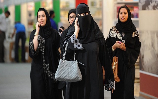 السعوديات يرفضن ارتداء العباءة التقليدية