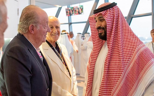 الإعلام الإسباني يلوم ملك البلاد على مصافحة بن سلمان