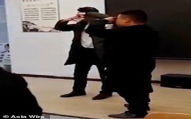 شركة تعاقب موظفيها بشرب بول وأكل الحشرات !!!