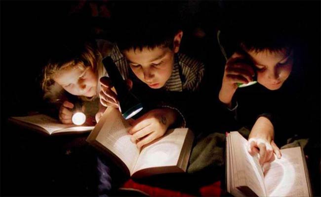 هل القراءة في ضوء خافت تؤذي العيون؟