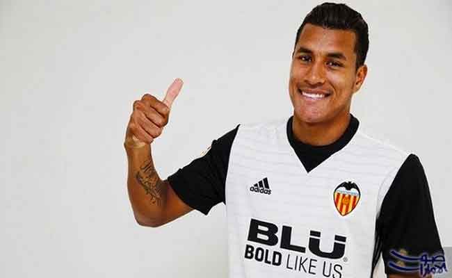 برشلونة يقترب من ضم مدافع كولومبي