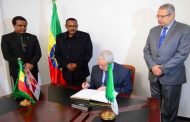 توقيع بن صالح على سجل التعازي إثر وفاة الرئيس الأسبق لإثيوبيا