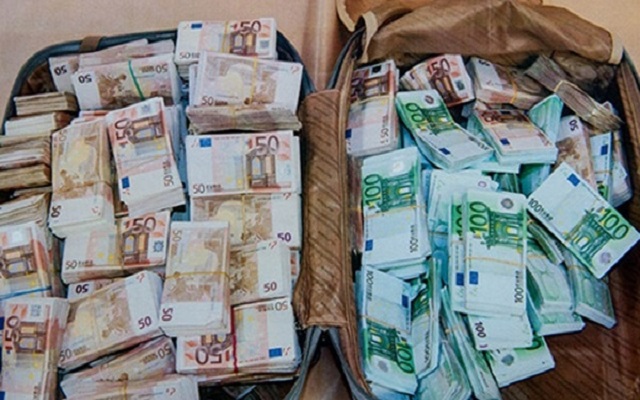 إحباط ثلاث عمليات لتهريب العملة الصعبة