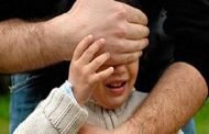 حارس يغتصب طفلة عمرها ثلاث سنوات بكل وحشية بعد أن أغواها بالحلوى