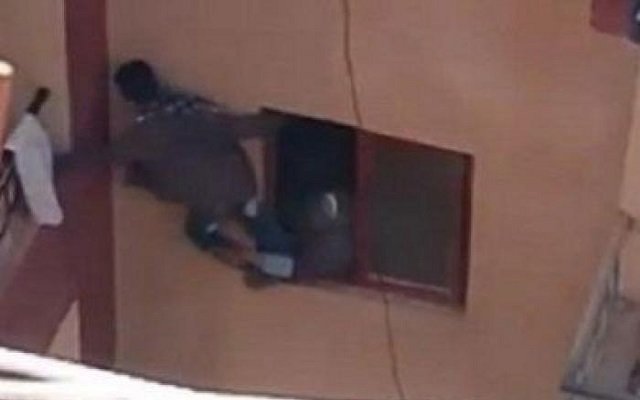 أم انتُزعت الرحمة من قلبها كادت ان تتسبب بسقوط ابنها  من الطابق الثالث