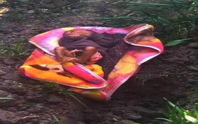دفن رضيعة حية بسبب الأرواح الشريرة