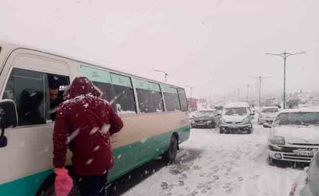 الثلوج تشل حركة السير عبر 6 محاور ولائية و 9 بلدية بولاية ميلة