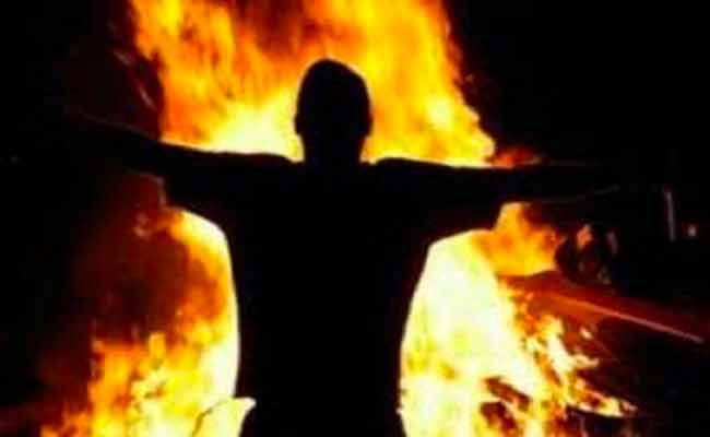 الطرد من العمل يدفع شابا إلى محاولة حرق نفسه بمقر بلدية الجباحية بالبويرة