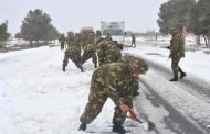 الجيش بخنشلة يتدخل لإجلاء 180 شخصا علقوا بطريق انسيغة-عين جربوع