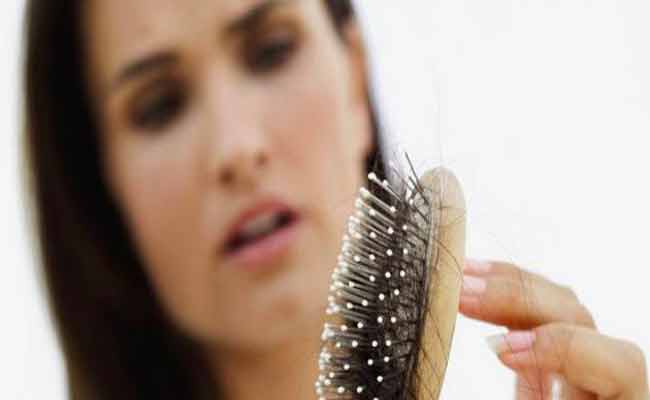 كيف تعتنين بشعركِ المتساقط؟