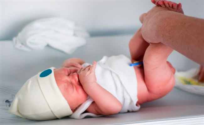 كيف تعتنين بطفلك بعد خضوعه لعملية الختان؟