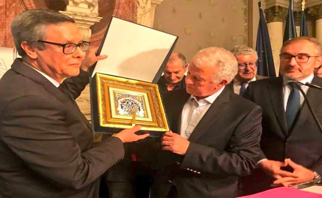 باريس سان جرمان يكرم مصطفى دحلب