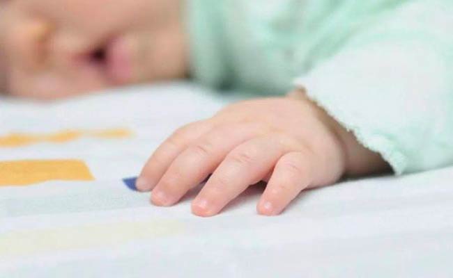 تورط موظفة و عاملة بمستشفى بالنعامة في عملية بيع رضيع