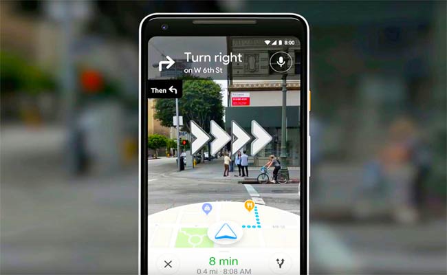 مجموعة من المستخدمين يقومون بتجربة الواقع المعزز على Google Maps