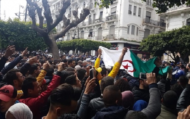 المظاهرات ضد العهدة الخامسة أصبحت بين البيع والشراء والركوب والتخوين