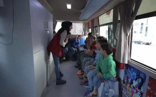باص الفرح حيث يتعلم فيه و يعيش فيه أطفال الشوارع طفولتهم ولو لحظات