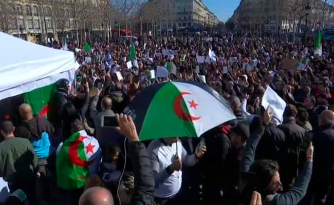 الجالية الجزائرية بباريس تتظاهر للمرة الرابعة مطالبة بتغيير