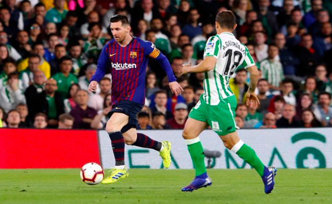 ميسي يقود برشلونة لفوز عريض