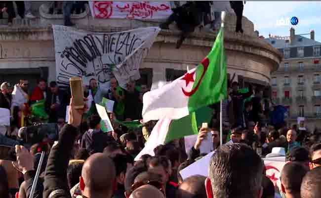 الآلاف من الجزائريين ينظمون بفرنسا مظاهرات تطالب بالتغيير