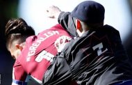 في الملعب مشجع يهاجم لاعب وسط أستون فيلا جاك غريليش