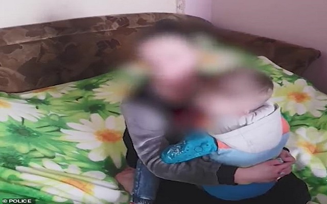 من أجل المال أم تعاشر طفلها دو 4 سنوات وتحوله لبطل أفلام إباحية