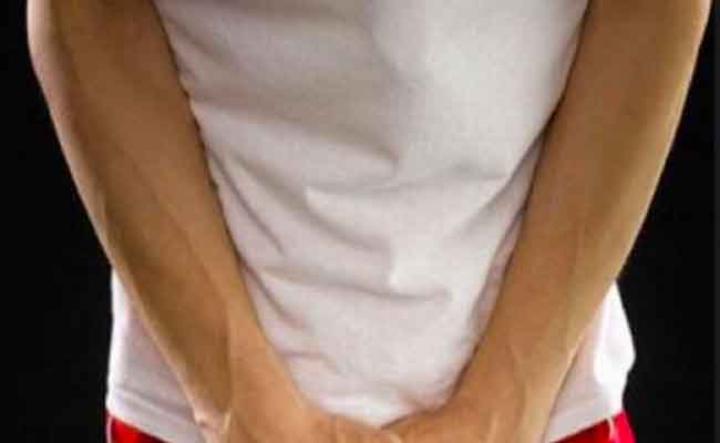 ما هي أعراض الإصابة بفتق الخصية؟