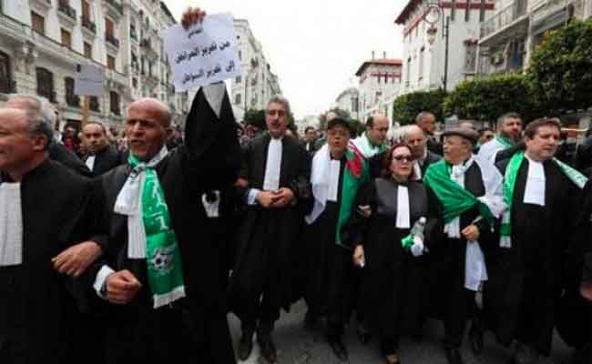 المحامون يدعمون الحراك الشعبي بمقاطعة جلسات المحاكمات