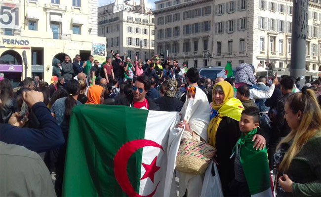 الجالية الجزائرية بفرنسا تطالب برحيل النظام السياسي