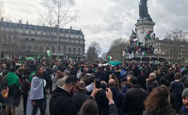 الجالية الجزائرية بفرنسا تطالب