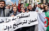 العشرات من المحامين والقضاة ينظمون وقفة احتجاجية أمام وزارة العدل