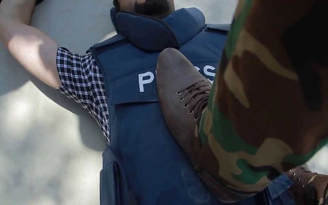 الملك القايد صالح يهدد الصحفيين بالحبس إذا انتقدوه