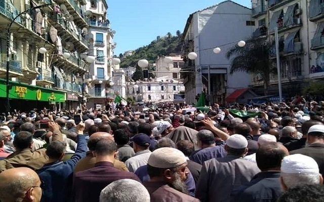 الجنازة مليونية لشيخ المجاهد عباس مدني ترعب نظام الجنرالات وترسل رسائل قوية لمن يهمه الأمر