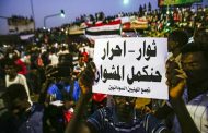 المجلس العسكري يحذر والمتظاهرون يغلقون الطرق في الخرطوم