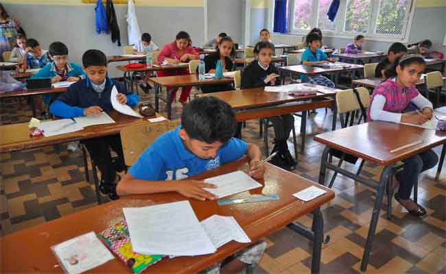 وزير التربية يعطي الإشارة الرسمية لانطلاق امتحانات نهاية الطور الإبتدائي من النعامة