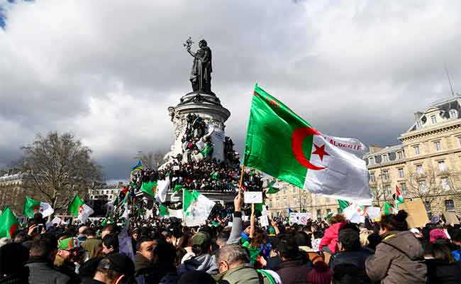 الجالية الجزائرية بفرنسا تتظاهر من أجل تحقق مطالب الحراك الشعبي