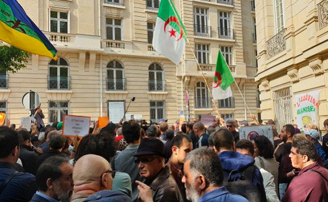 الجالية الجزائرية بفرنسا تتجمع أمام السفارة الجزائرية للمطالبة بالمغادرة الفورية للنظام