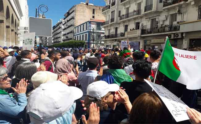 الطلبة ينظمون مسيرة سلمية تدعم الحراك بالعاصمة وسط تعزيزات أمنية مشددة