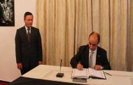 توقيع الأمين العام لوزارة الشؤون الخارجية على سجل التعازي في وفاة الرئيس الفيتنامي السابق