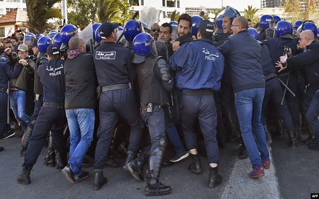 مذكرات مثقف وشيكور في بلاد ميكي / الحلقة الرابعة عشر : كونت جدارا حصينا من الدروع البشرية