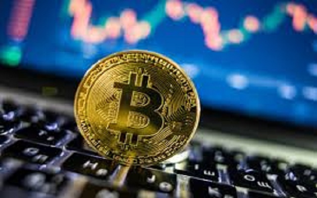 سعر البيتكوين يبلغ أعلى مستوى له منذ نصف سنة