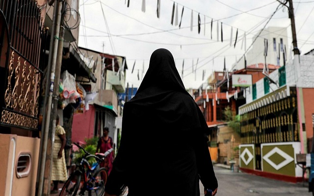 جماعات مسيحية تهاجم المصلين في مسجد وتحرق متاجرهم  بسريلانكا