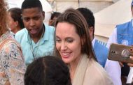 أنجلينا جولي تحرر مقالتها الأولى في مجلة 