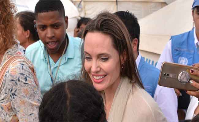 أنجلينا جولي تحرر مقالتها الأولى في مجلة
