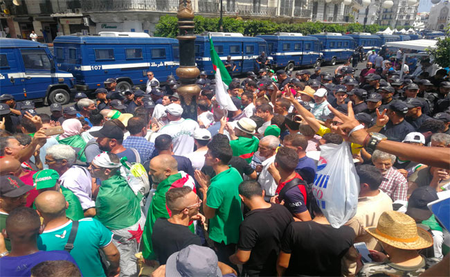 الحراك الشعبي في جمعته الـ23 : تشبت برحيل كل رموز النظام