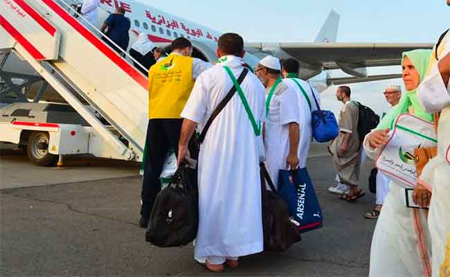 أول فوج للحجاج يغادر المطار الدولي هواري بومدين نحو المدينة المنورة
