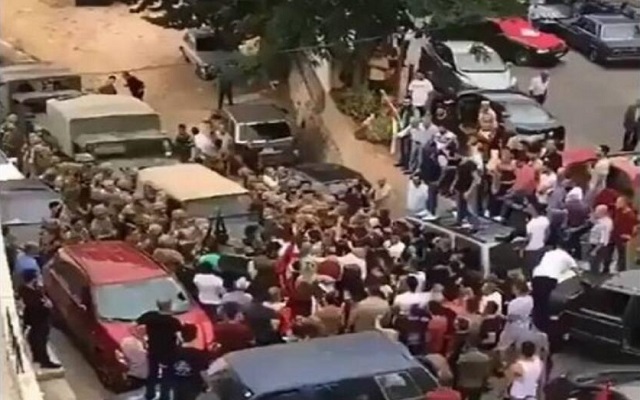أجواء الحرب الأهلية والتي كانت في الثمانينات تخيم على لبنان